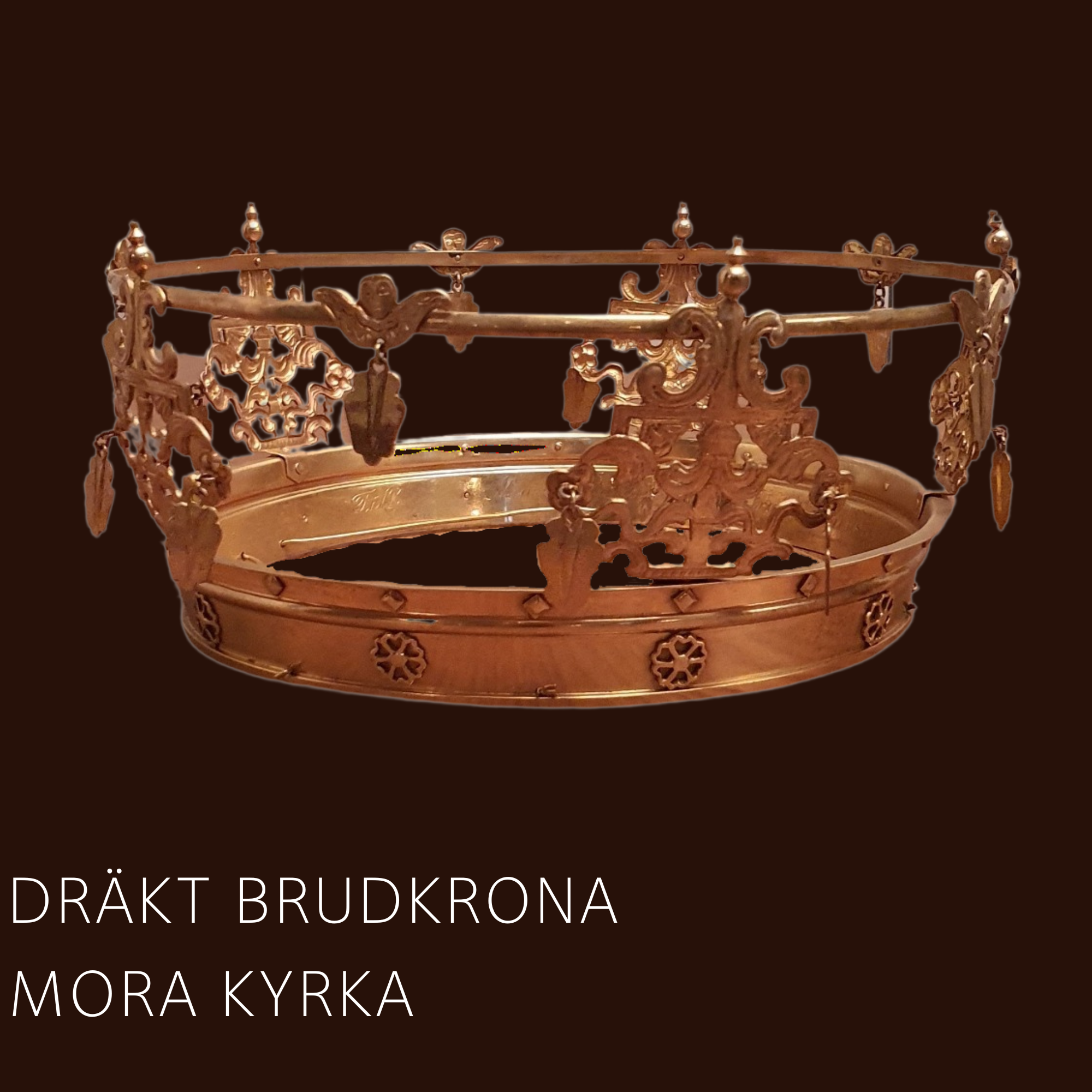 Av förgyllt silver tillverkad av Johan August Ferngren i Stockholm 1923.  Höjd 10 cm , ringens diameter är 19,5cm Kronan är avsedd att bäras till sockendräkt.